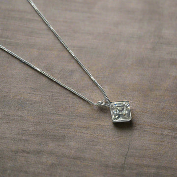 STERLING SILVER HALLMARKED VINTAGE TONE SOLITAIRE ZIRCONIA CHAIN PENDANT