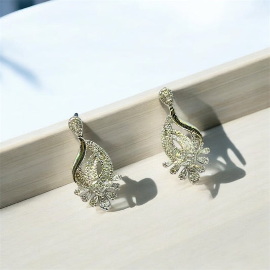 STERLING SILVER HALLMARKED MAGNIFICENT ZIRCON AND BAGUETTE PENDENT AND EARINGS WITH CHAIN