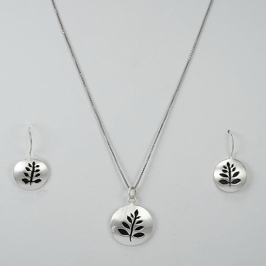 silver chain set with carved leaf and black rhodium