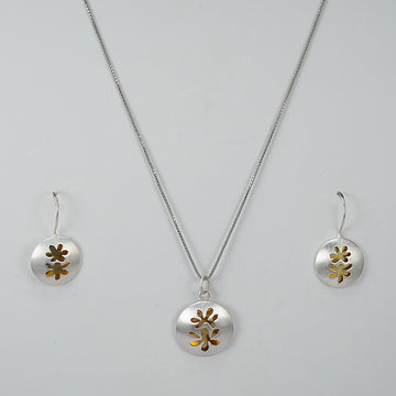 silver chain set with golden flower carved