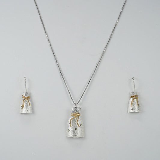 silver chain set with matt finish and golden bow