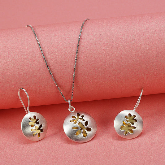 silver chain set with golden flower carved