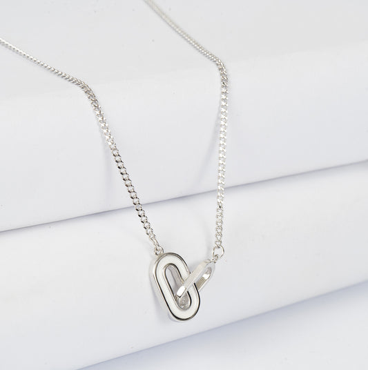 SILVER CHAIN WITH INTERLOCKING OVAL RINGS WITH WHITE ENAMEL PENDENT