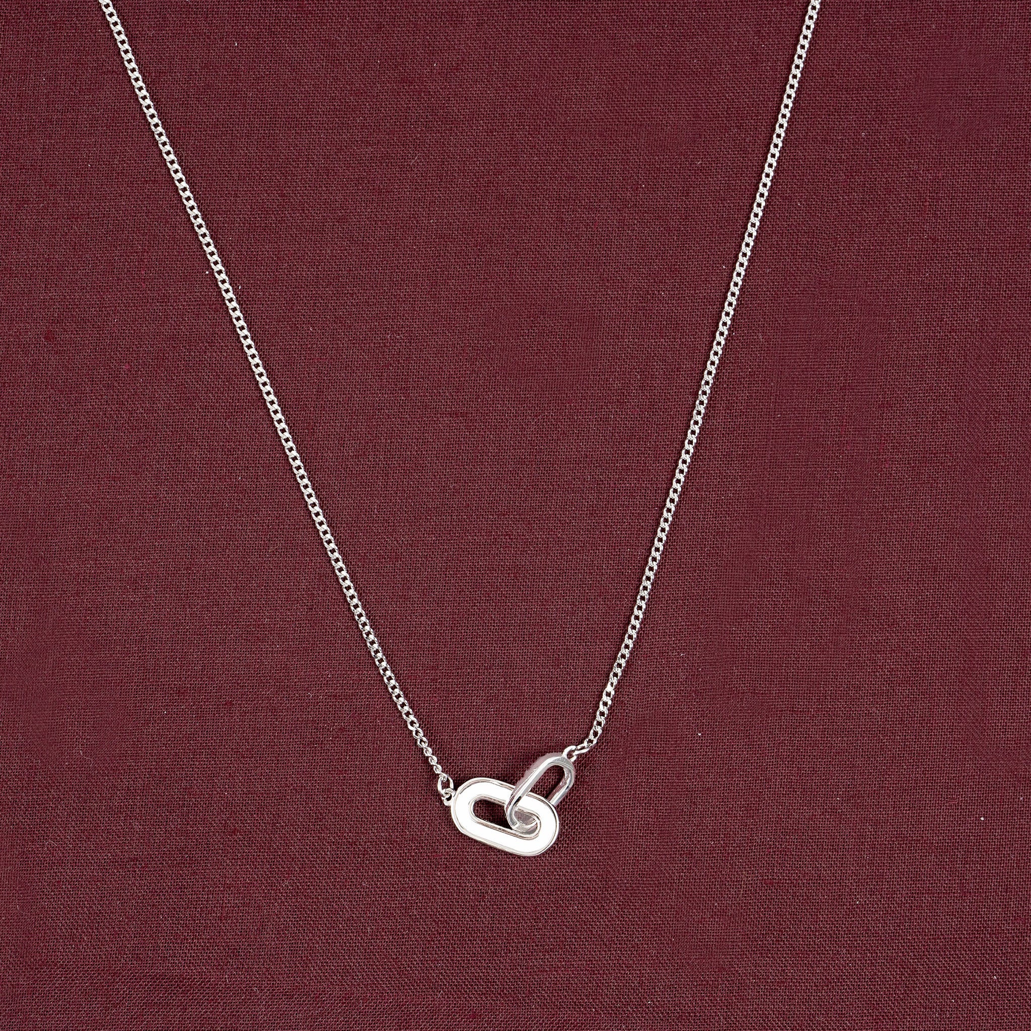 SILVER CHAIN WITH INTERLOCKING OVAL RINGS WITH WHITE ENAMEL PENDENT