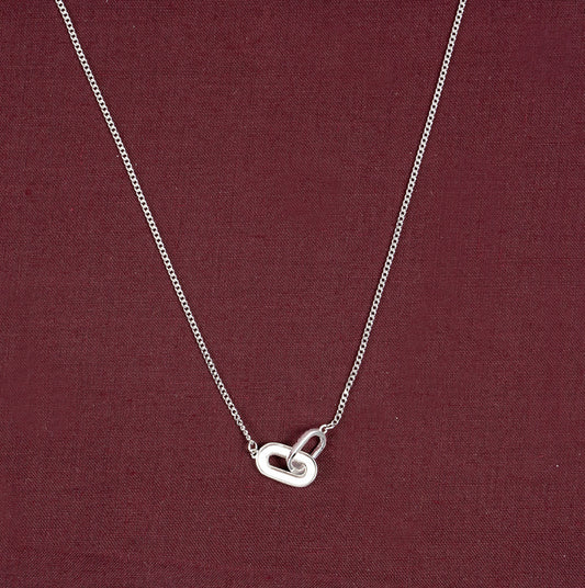 SILVER CHAIN WITH INTERLOCKING OVAL RINGS WITH WHITE ENAMEL PENDENT