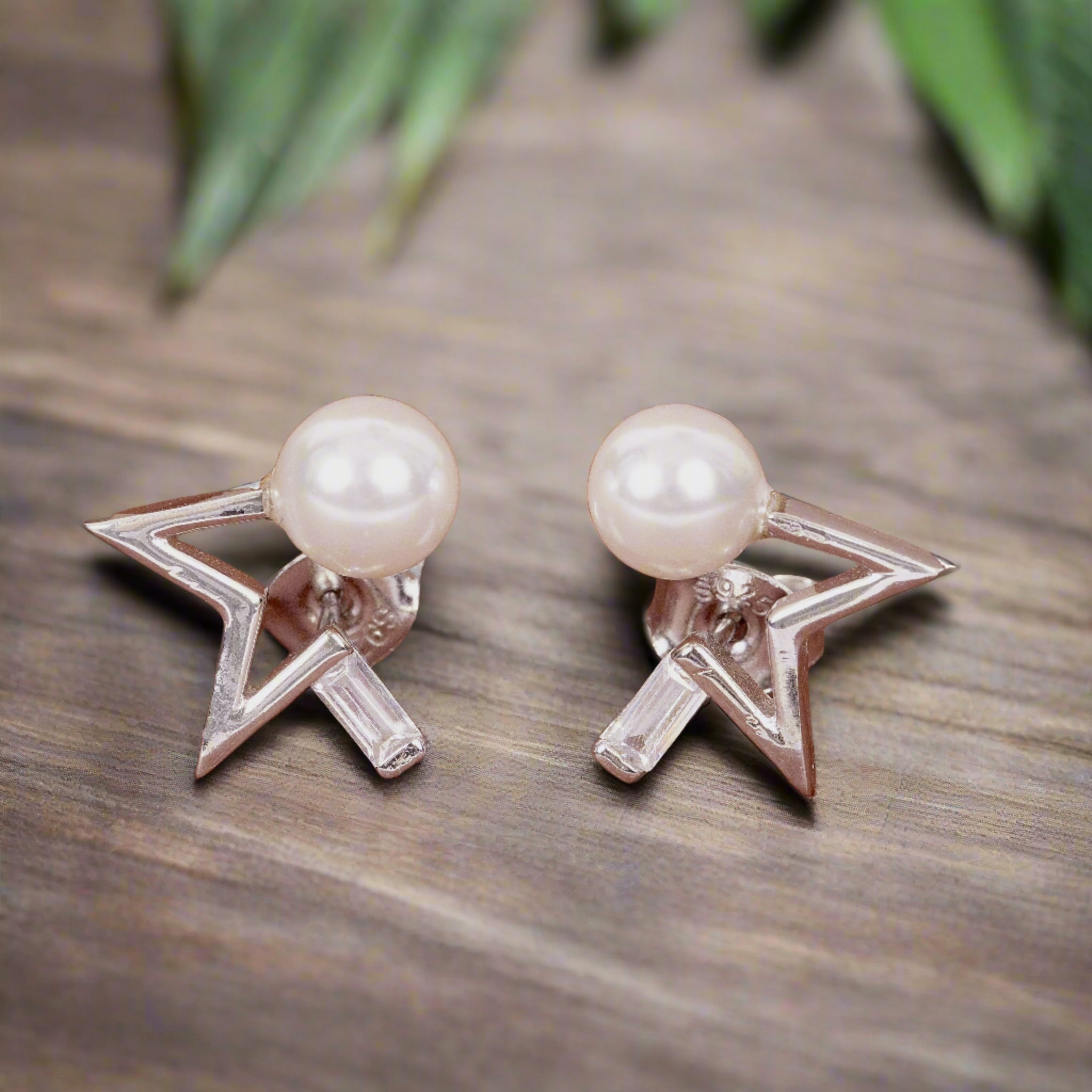 STERLING SILVER STAR SHAPE STUDDED WITH PEARL EARRING